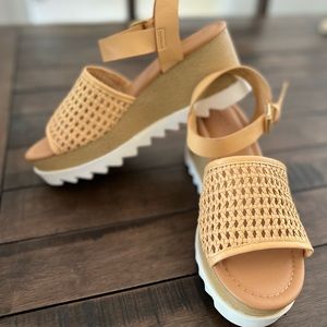Universal Thread platform sandals tan sz10